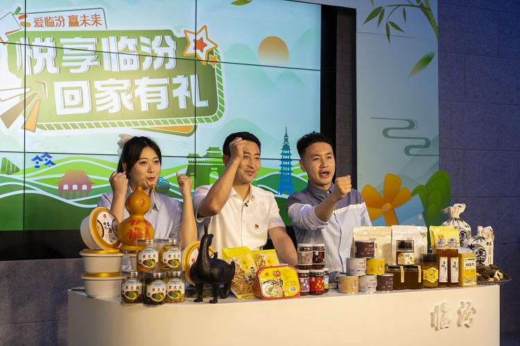 6月3日下午，在臨汾原產(chǎn)地商品體驗(yàn)店，曲沃縣副縣長(zhǎng)樊奇選對(duì)當(dāng)?shù)氐霓r(nóng)特產(chǎn)品、旅游景點(diǎn)進(jìn)行了推介代言。鄭遠(yuǎn)飛攝