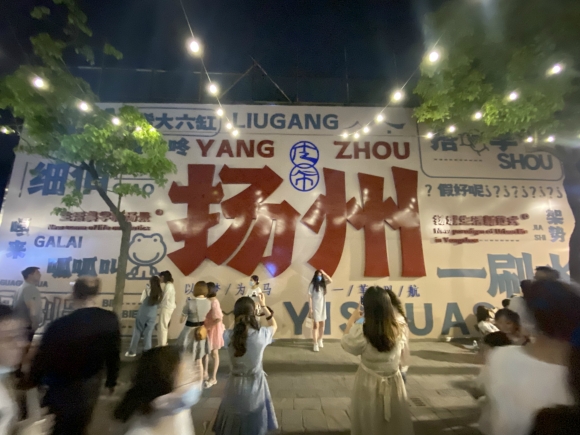 古運河畔的皮市街充滿市井氣息。 人民網(wǎng) 張玉峰攝