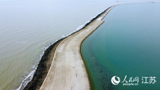 迷人的雙色海。人民網(wǎng)記者 王繼亮攝