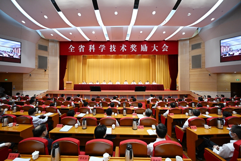 圖為江蘇省科學(xué)技術(shù)獎(jiǎng)勵(lì)大會(huì)現(xiàn)場(chǎng)。吳勝攝