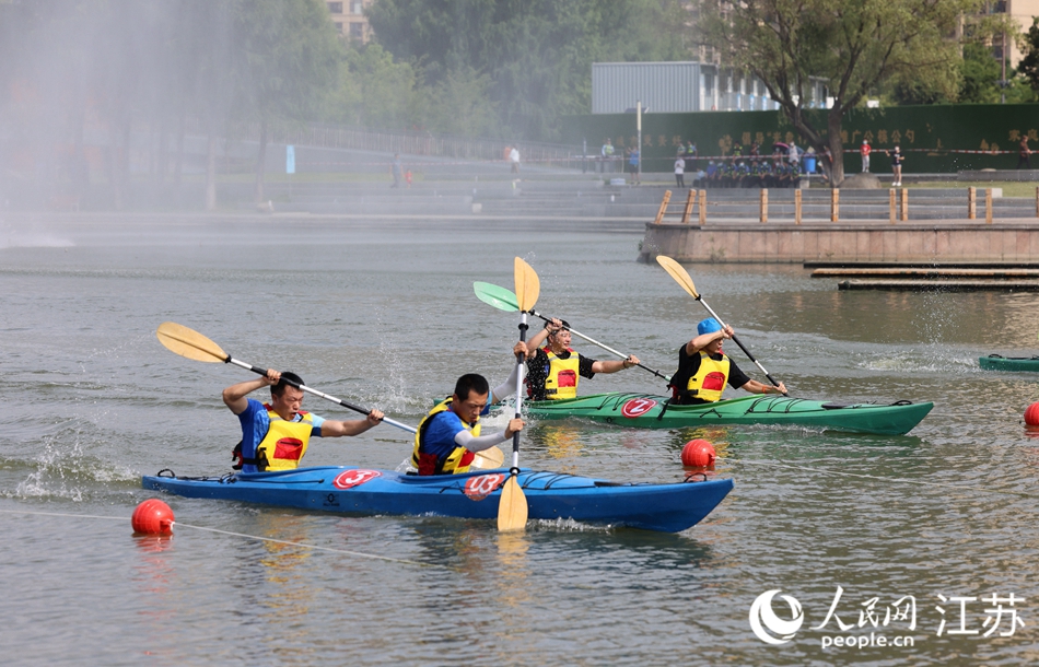 夏日清晨，一艘艘色彩鮮艷的賽艇和槳板在伯瀆河畔穿梭。朱剛?cè)簲z
