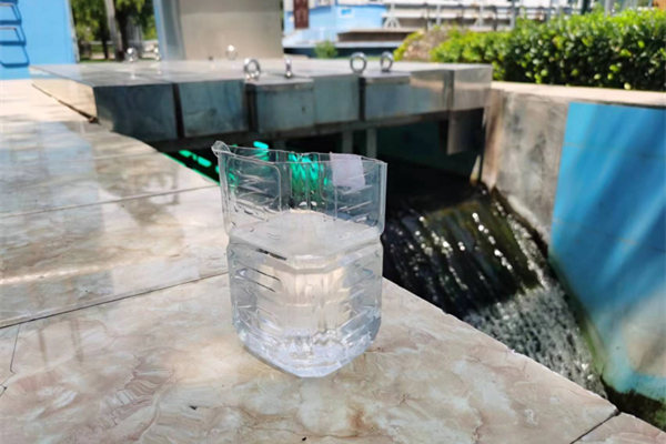 在邯鄲市雞澤縣藍天污水處理廠，污水經(jīng)過處理后清澈透明。鄭佳欣攝