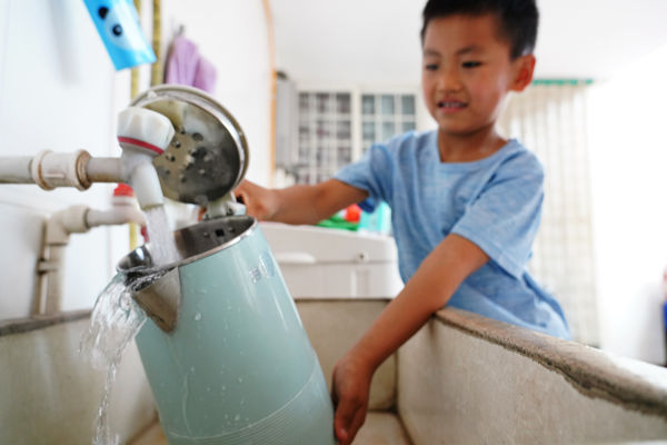 在峰峰礦區(qū)彭城鎮(zhèn)羊角鋪村村民家中，清澈甘甜的飲用水從水管中流出。峰峰礦區(qū)區(qū)委宣傳部供圖