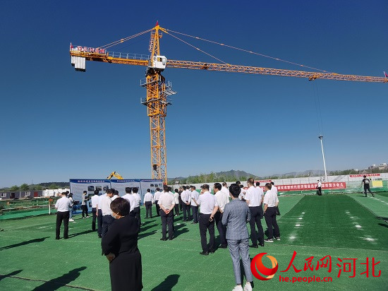 觀摩團走進塔吊林立的項目現(xiàn)場。人民網(wǎng)張繼航攝