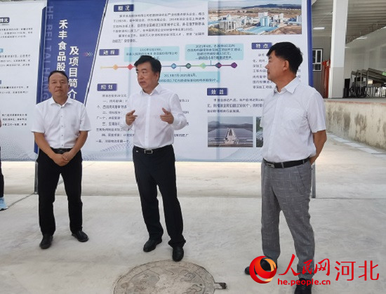 黨曉龍在禾豐項目現(xiàn)場鼓勵大家以商招商。 人民網(wǎng) 張繼航攝