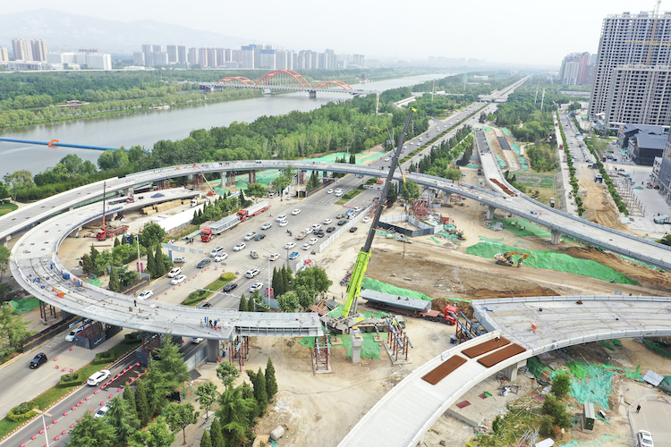 市區(qū)五一路快速通道工程西段順利合龍。