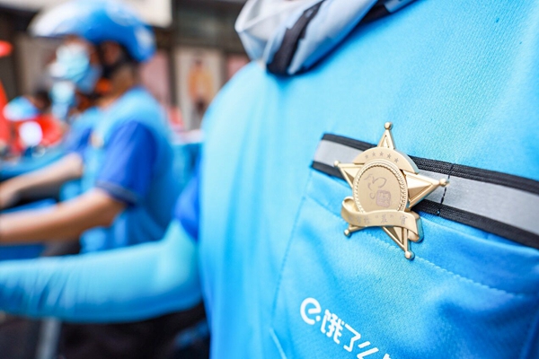 外賣員佩戴城市檢“茬”官徽章。盛義攝