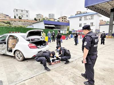 圖為民警對(duì)重點(diǎn)車輛是否攜帶毒品進(jìn)行檢查。省禁毒委供圖