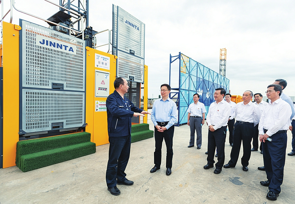 六月二十八日，中共中央政治局常委、國(guó)務(wù)院副總理韓正到山西太原調(diào)研，主持召開(kāi)煤炭清潔高效利用專題座談會(huì)并講話。這是韓正走進(jìn)山西建筑產(chǎn)業(yè)現(xiàn)代化瀟河園區(qū)，察看綠色智能建筑裝備制造基地建設(shè)情況。新華社記者翟健嵐攝