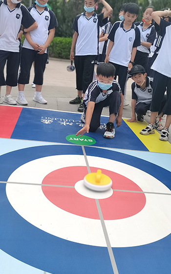 河北省威縣第四小學(xué)學(xué)生練習(xí)陸地冰壺動作。 趙國華攝