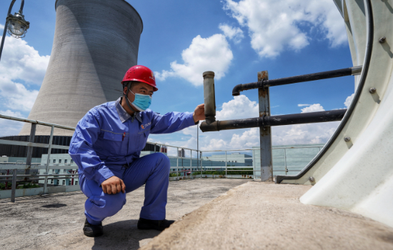 河北涿州京源熱電有限責(zé)任公司技術(shù)人員正在對設(shè)備進(jìn)行檢驗(yàn)排查。劉楊攝