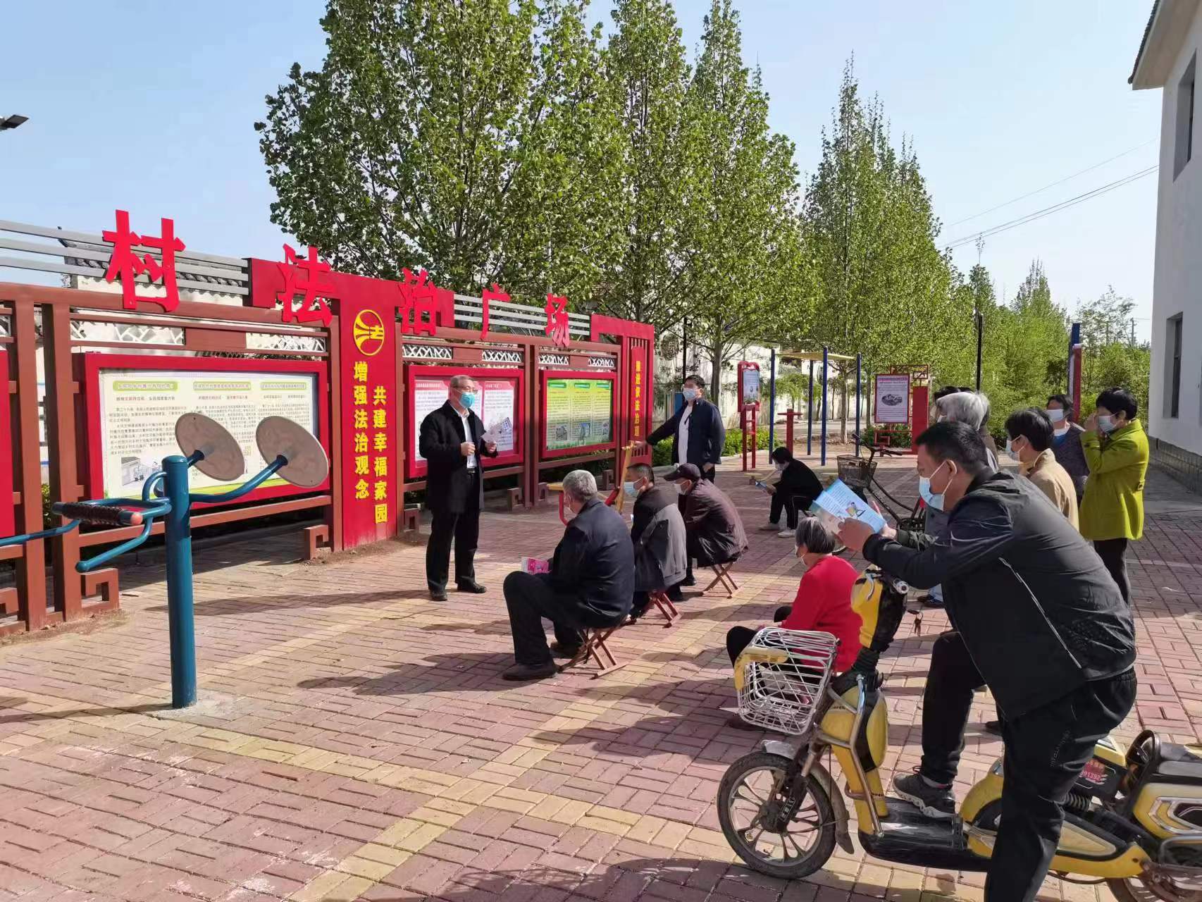 邢臺市臨西縣司法局工作人員走近群眾進(jìn)行普法宣傳。 孟凡儒攝