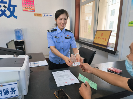 張靜正在為群眾辦理業(yè)務(wù)。 趙凱攝