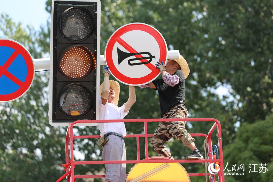 南京路政人員搶修交通指示牌。人民網(wǎng) 冷金明攝