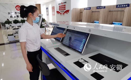 工作人員介紹自助系統(tǒng)的功能和使用方法。人民網(wǎng) 胡雨松攝