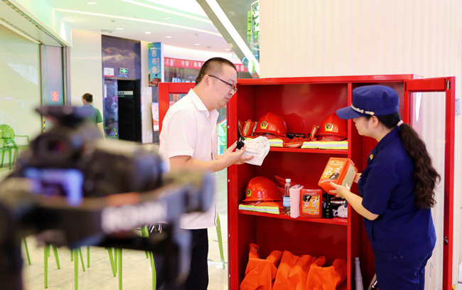 通過(guò)直播講解消防器材的使用方法。單位供圖