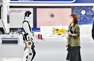 近日，第六屆世界智能大會在天津開幕，圖為參會嘉賓參觀天津制造業(yè)立市展。 新華社記者 趙子碩攝