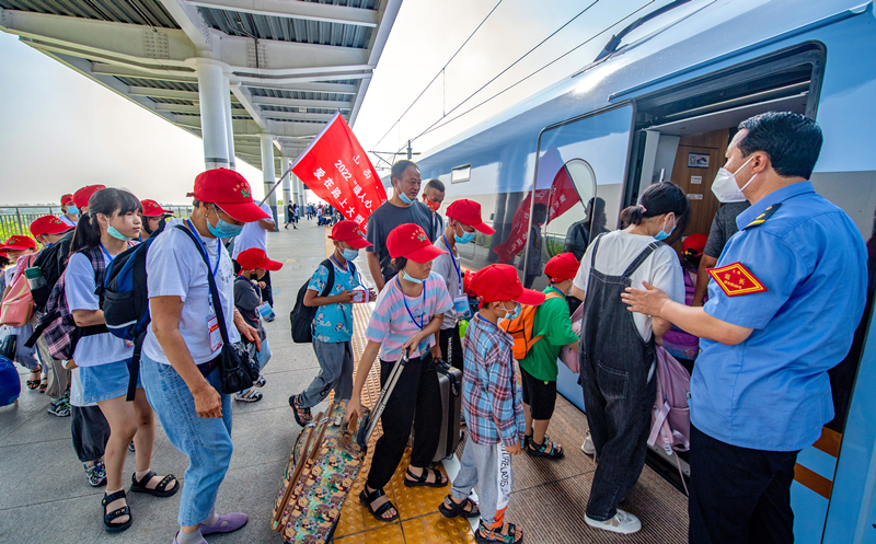 乘高鐵出發(fā)。