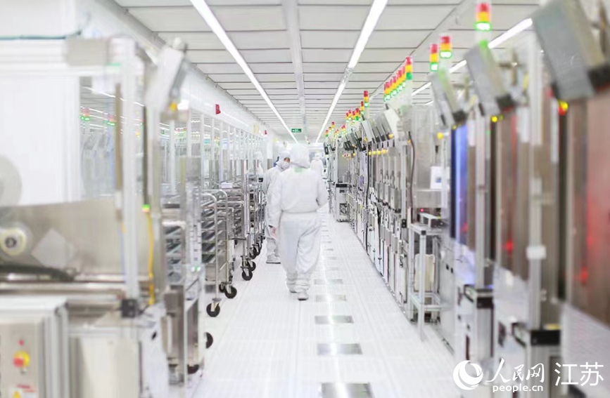 在希捷國際科技（無錫）有限公司生產(chǎn)車間，技術(shù)人員正在巡查作業(yè)。新吳區(qū)委宣傳部供圖