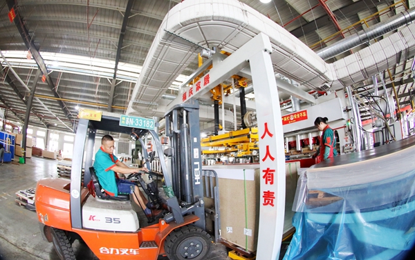 沭陽縣一公司車間內(nèi)一派緊張有序的繁忙景象。沭陽縣委宣傳部供圖