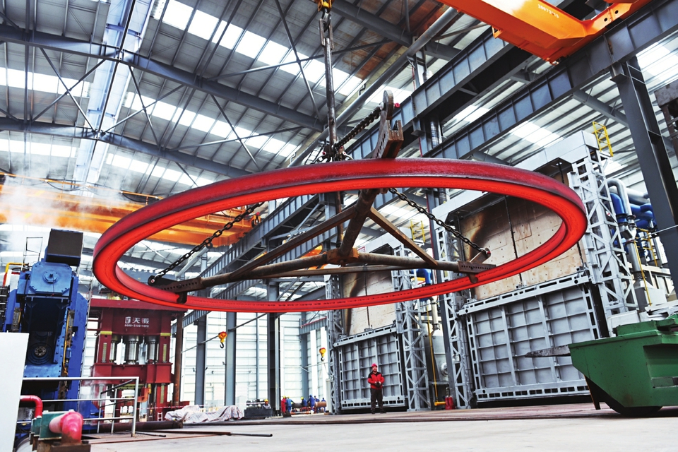 定襄縣作為太忻一體化經(jīng)濟(jì)區(qū)建設(shè)的12個先行啟動區(qū)之一，借助發(fā)展機(jī)遇，全力延長產(chǎn)業(yè)鏈條、補(bǔ)齊產(chǎn)業(yè)短板、培育優(yōu)質(zhì)市場主體、拓寬應(yīng)用領(lǐng)域，進(jìn)軍高精尖應(yīng)用行業(yè)。 記者孫榮祥攝