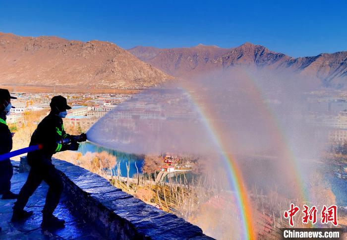 12月6日，布達(dá)拉宮消防救援大隊(duì)在布達(dá)拉宮山體林草區(qū)域開展?jié)窕ぷ鳌！㈣?攝