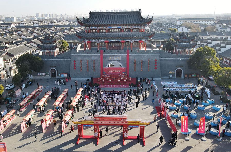 城門掛春聯(lián)，金湖沖刺“開門紅”。陳義寶攝