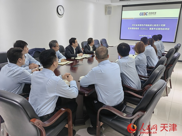 近日，中能建路橋工程有限公司領(lǐng)導(dǎo)班子成員與員工開會討論，如何根據(jù)今年的項(xiàng)目招聘合適的優(yōu)秀人才。  人民網(wǎng) 孫翼飛攝