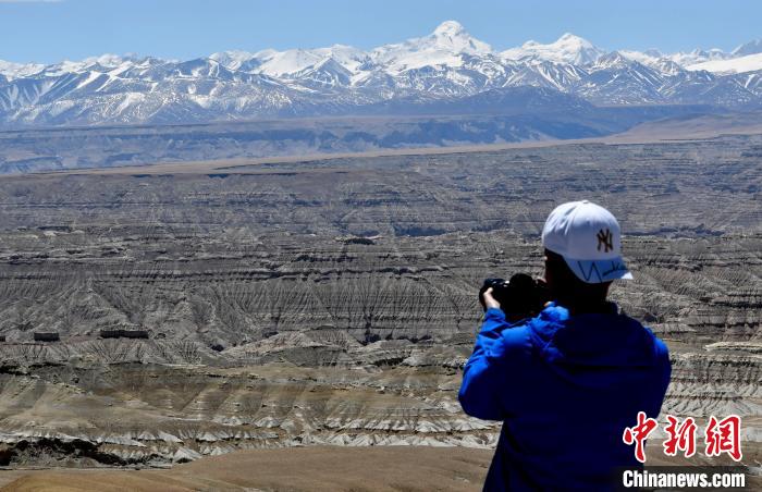 4月5日，游客在觀景臺(tái)拍攝札達(dá)土林?！±盍?攝