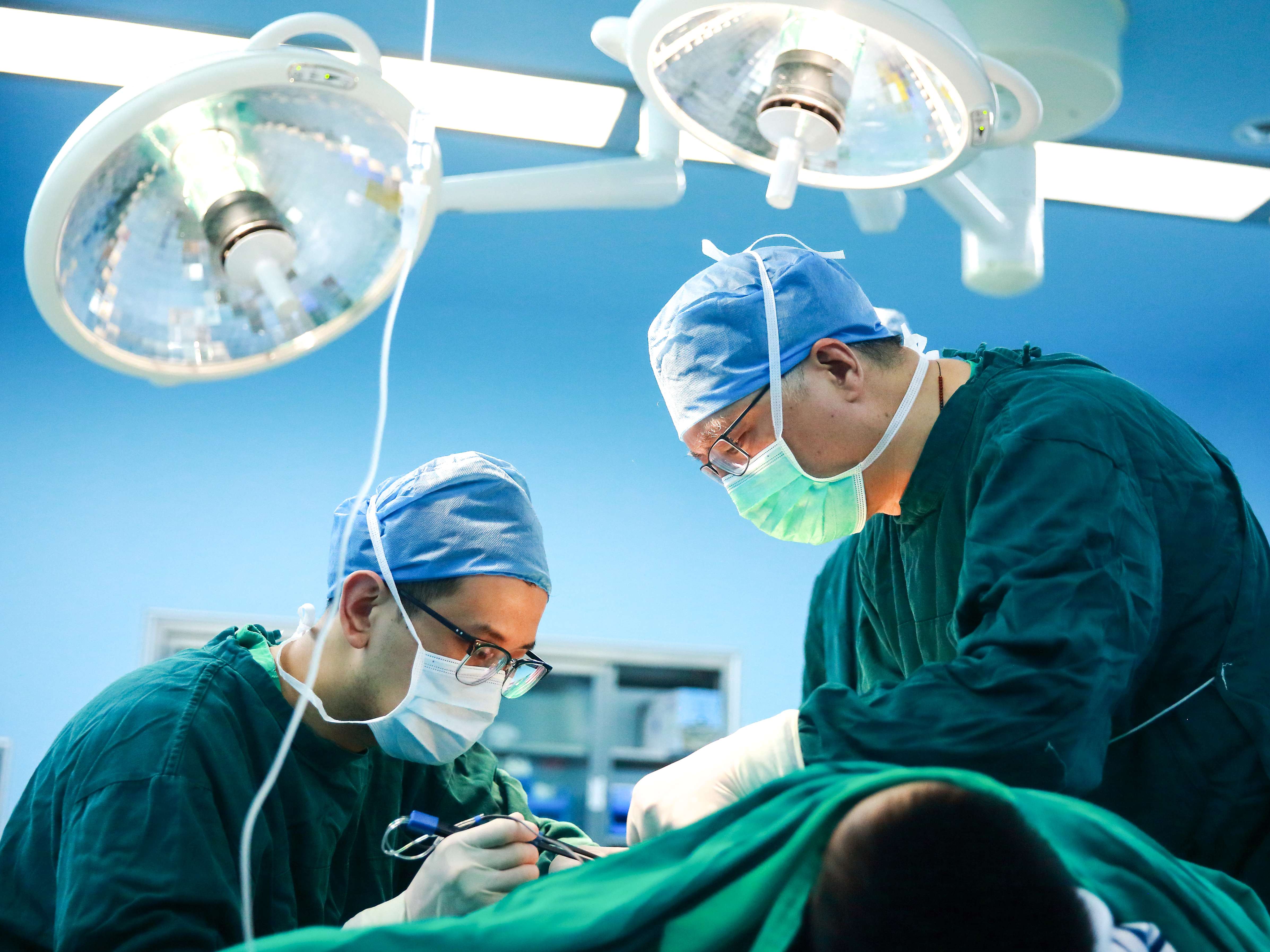 江南大學(xué)附屬醫(yī)院燒創(chuàng)傷診療中心主任呂國忠工作現(xiàn)場。受訪者供圖