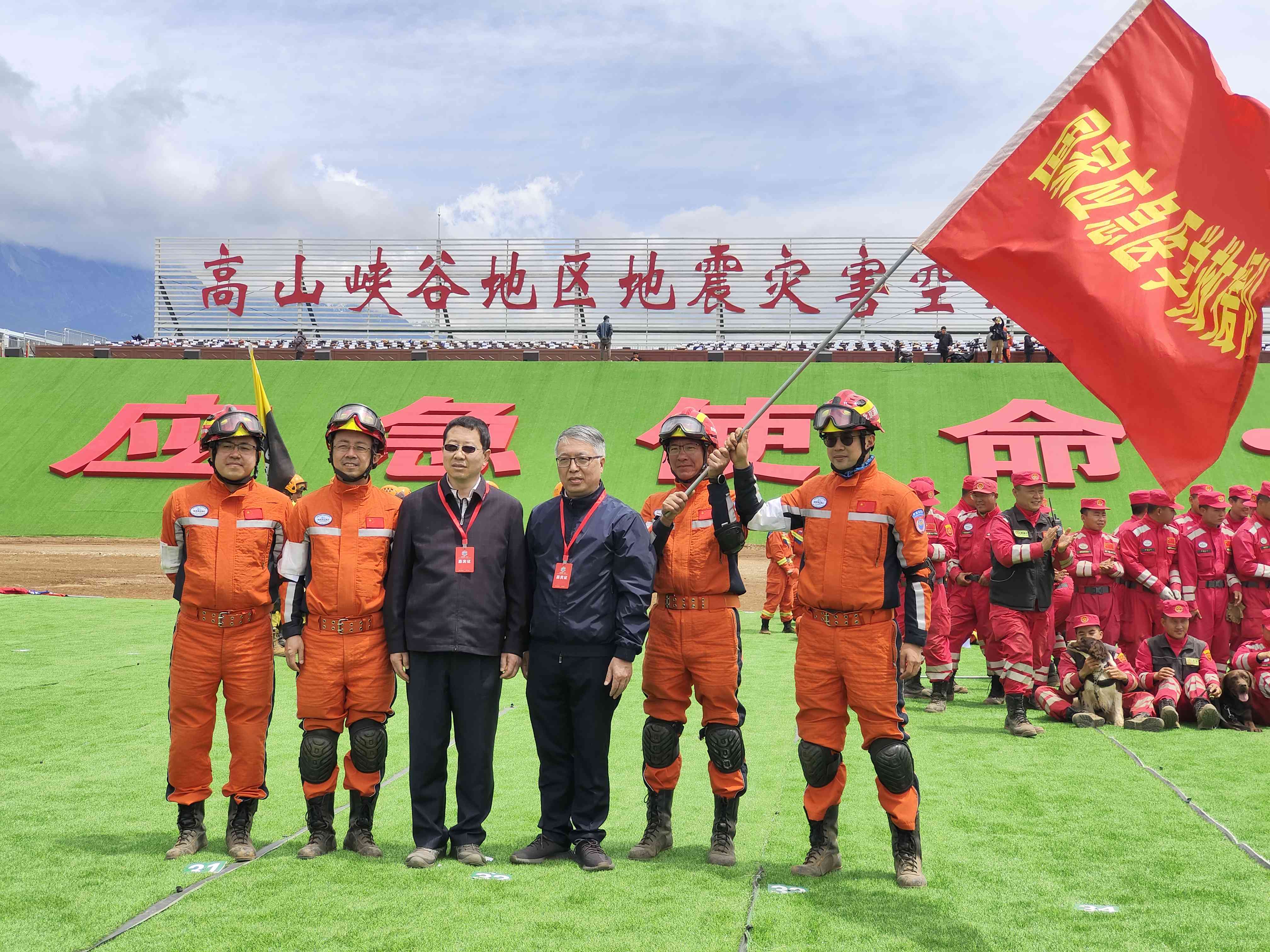 呂國忠以總領(lǐng)隊(duì)身份，帶領(lǐng)國家應(yīng)急醫(yī)學(xué)救援隊(duì)演練。受訪者供圖