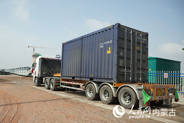 新能源重卡采用集裝箱運(yùn)輸。人民網(wǎng)記者 趙夢月攝
