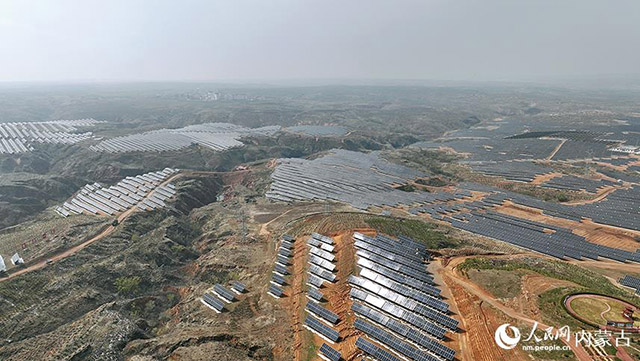 伊金霍洛旗天驕綠能50萬千瓦采煤沉陷區(qū)生態(tài)治理光伏發(fā)電示范項目。人民網(wǎng) 孟佳澍攝