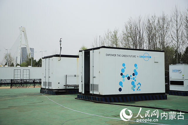 鄂爾多斯碳中和研究院內(nèi)的制氫設(shè)備。人民網(wǎng)記者 趙夢月攝