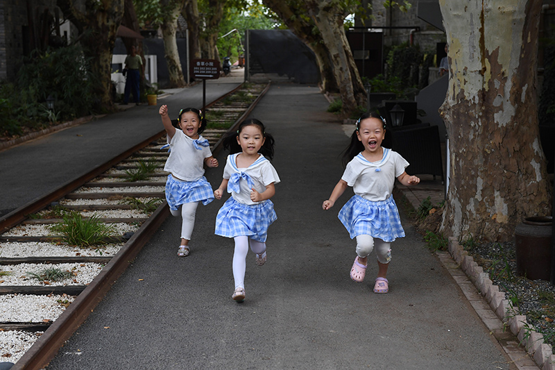 由礦場(chǎng)家屬區(qū)改造而來的“鮮花小院”民宿，深受孩子們的喜愛。吳芳攝