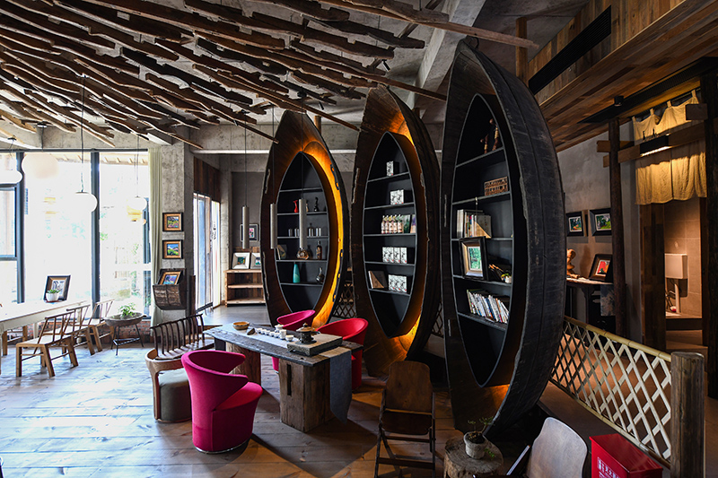 漁船、船槳……花田·僑鄉(xiāng)里的裝飾材料，多是從當(dāng)?shù)靥詠淼呐f物。 吳芳攝