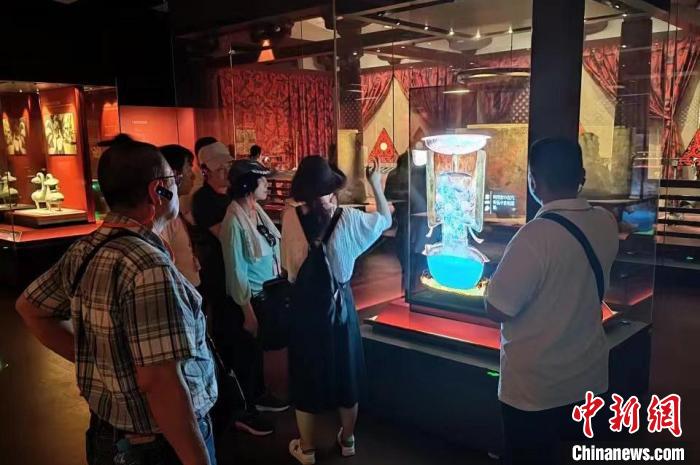 圖為臺(tái)灣新北市永和區(qū)里長(zhǎng)聯(lián)誼會(huì)江西參訪(fǎng)團(tuán)一行在南昌漢代?；韬顕?guó)遺址博物館內(nèi)參觀(guān)展出的珍貴文物?！●樞↓?攝