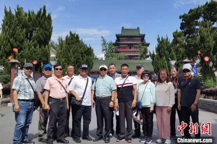 圖為臺(tái)灣新北市永和區(qū)里長(zhǎng)聯(lián)誼會(huì)江西參訪(fǎng)團(tuán)一行在南昌滕王閣前合影?！×鴷缘?攝