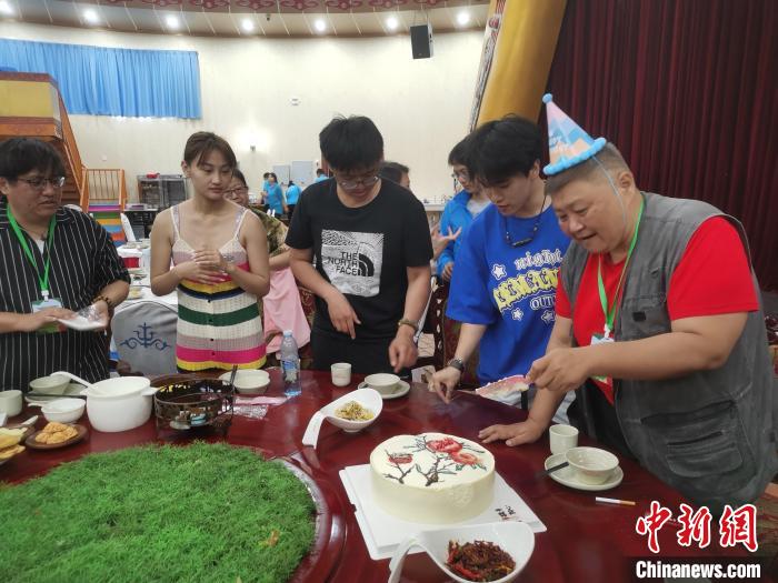 圖為內(nèi)蒙古臺(tái)辦為臺(tái)胞過生日。　李愛平 攝