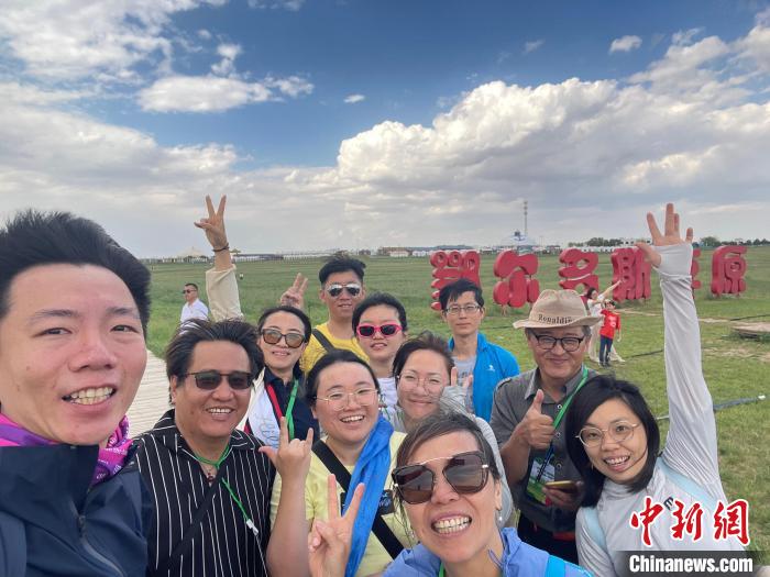 圖為臺(tái)胞在鄂爾多斯草原合影?！∪~冠賢 攝