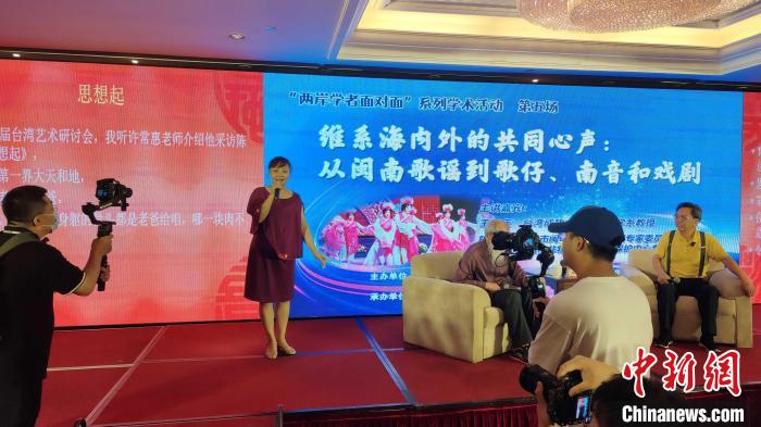 歌仔說唱非遺傳承人張?jiān)缕寂楷F(xiàn)場(chǎng)演唱?！罘?攝