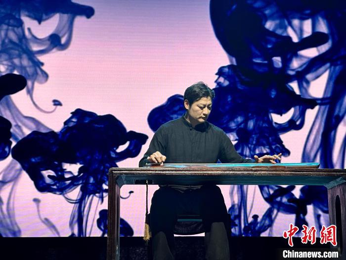 臺灣老師林法演奏《廣陵散》。　張麗君 攝