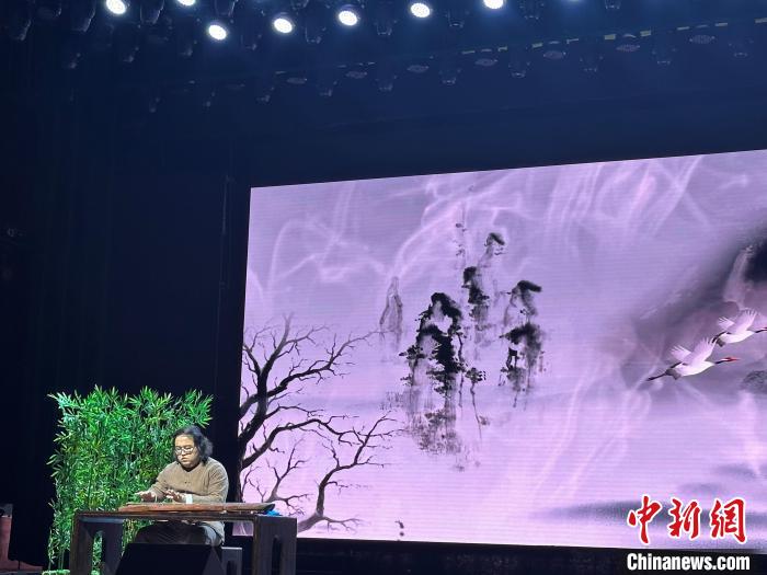 閩派古琴名家陳志強(qiáng)演奏一曲《流水》?！堺惥?攝