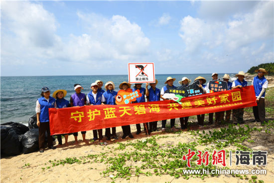 環(huán)保志愿者呼吁停止隨地扔垃圾、破壞環(huán)境等不文明行為。