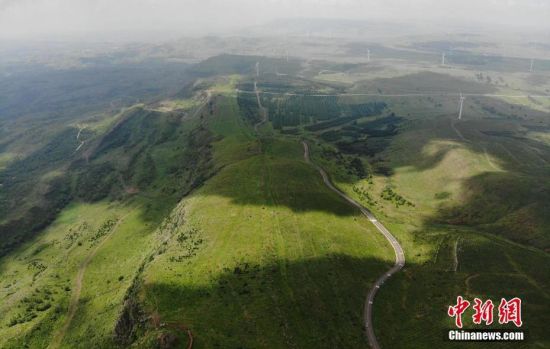 6月28日，夏日鏡頭下的河北張家口張北“草原天路”蜿蜒曲折。 中新社記者 楊艷敏 攝