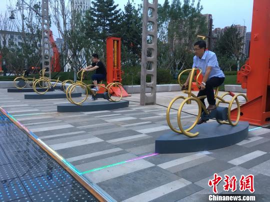 市民使用公園內(nèi)的健身設(shè)施。　高紅超 攝