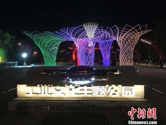 夜晚，奧運(yùn)“五色樹(shù)”的燈光?！「呒t超 攝