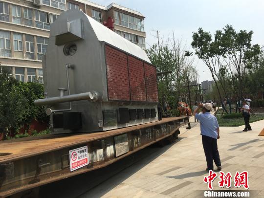 公園內(nèi)陳列著臥式蒸汽鍋爐等工業(yè)產(chǎn)品?！「呒t超 攝