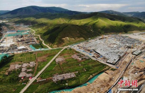 6月28日，航拍鏡頭下的河北張家口冬奧會太子城冰雪小鎮(zhèn)項目。太子城冰雪小鎮(zhèn)項目位于2022年冬奧會張家口賽區(qū)核心區(qū)，連接張家口賽區(qū)云頂和古楊樹兩個競賽場館群，建成后將承擔(dān)賽時核心區(qū)配套保障功能，提供冬奧頒獎、貴賓接待、交通換乘、休閑娛樂等服務(wù)，賽后將成為一座國際化四季度假小鎮(zhèn)。 中新社記者 楊艷敏 攝