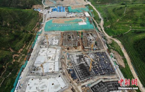 6月28日，航拍鏡頭下的河北張家口冬奧會太子城冰雪小鎮(zhèn)項目。太子城冰雪小鎮(zhèn)項目位于2022年冬奧會張家口賽區(qū)核心區(qū)，連接張家口賽區(qū)云頂和古楊樹兩個競賽場館群，建成后將承擔(dān)賽時核心區(qū)配套保障功能，提供冬奧頒獎、貴賓接待、交通換乘、休閑娛樂等服務(wù)，賽后將成為一座國際化四季度假小鎮(zhèn)。 中新社記者 楊艷敏 攝